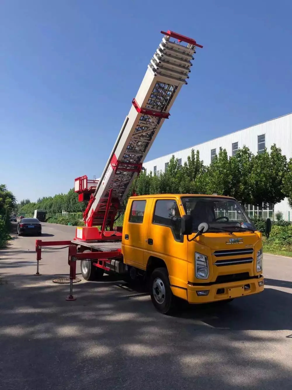 青阳县附近的云梯车出租服务：轻松解决高空作业需求