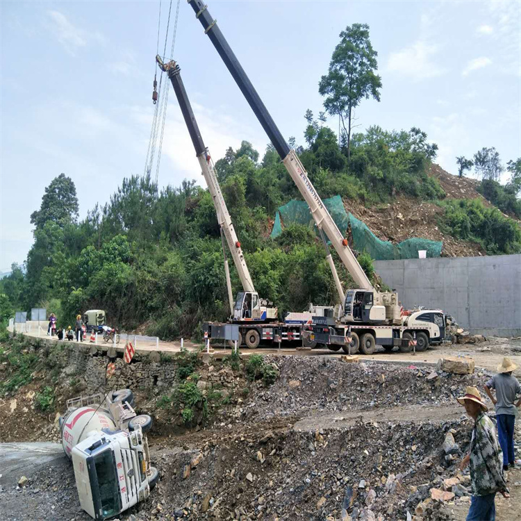 青阳县汽车掉沟里叫吊车救援要多少钱